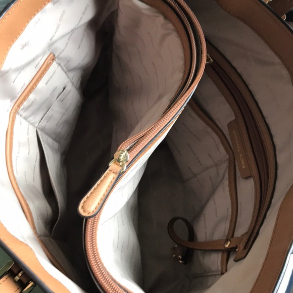 Michael Kors purse - Picture 4 of 4